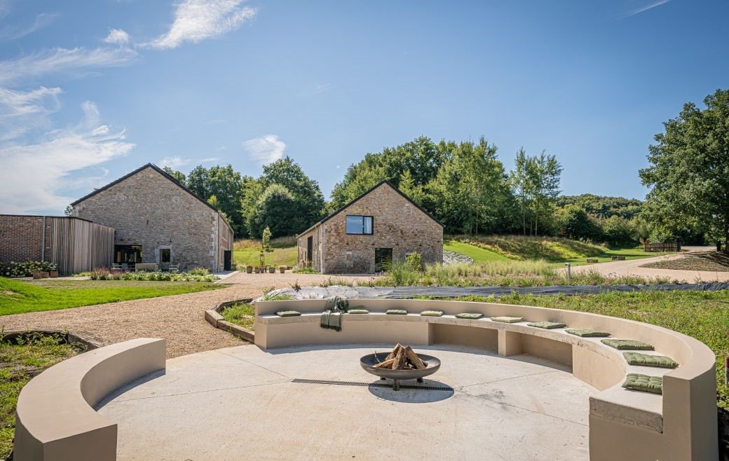 Le brasero et son banc circulaire en pierre, dans le jardin