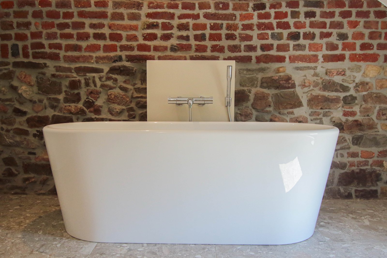 Salle de bains de la chambre 10, dans le Moulin : baignoire et douche