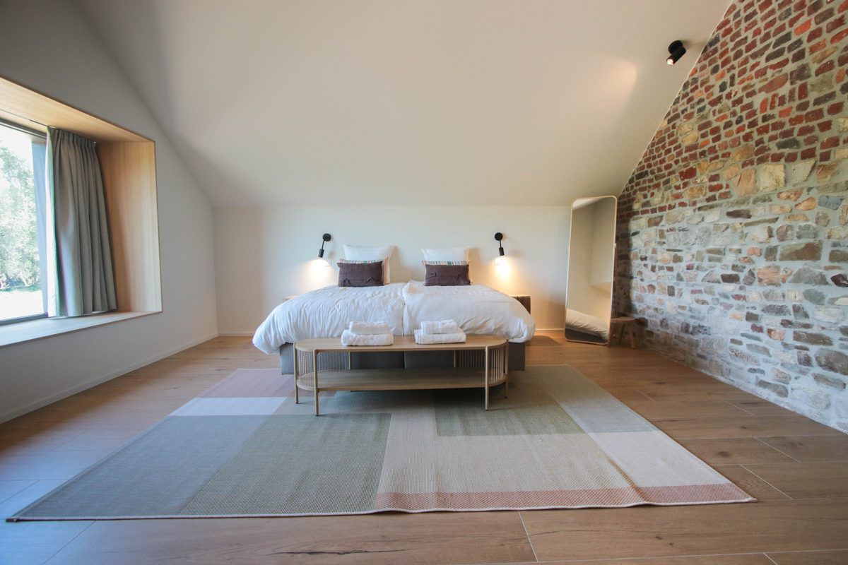 Chambre du Moulin sous les combles, mur de pierre et de brique apparentes