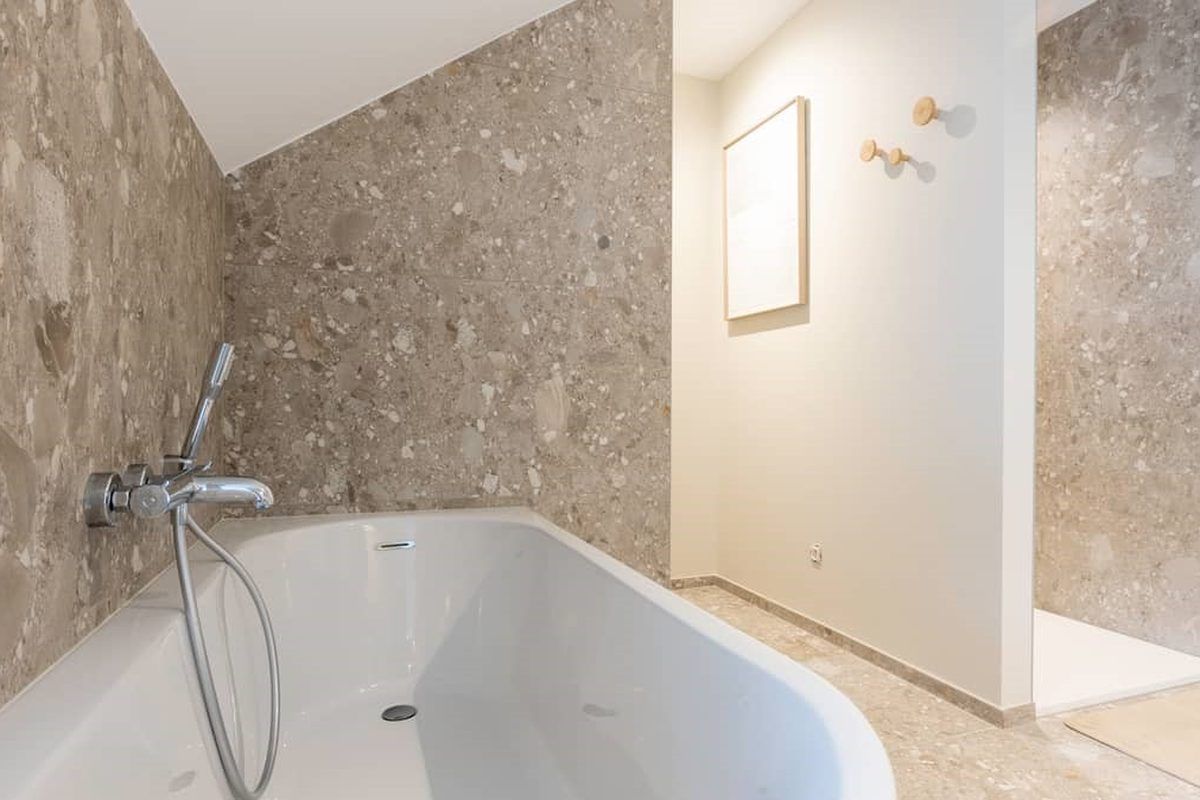 Salle de bains privative de la chambre 11, dans le Moulin
