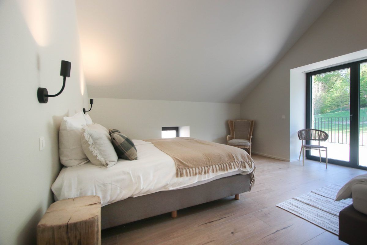Chambre sous les combles du Moulin, porte-fenêtre sur la terrasse