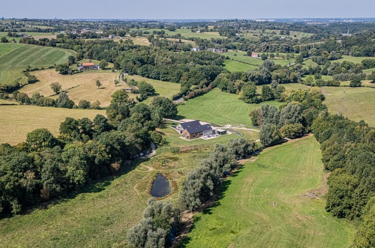Vue aérienne du domaine : la Maison, le Moulin, la mare et la vallée bocagère