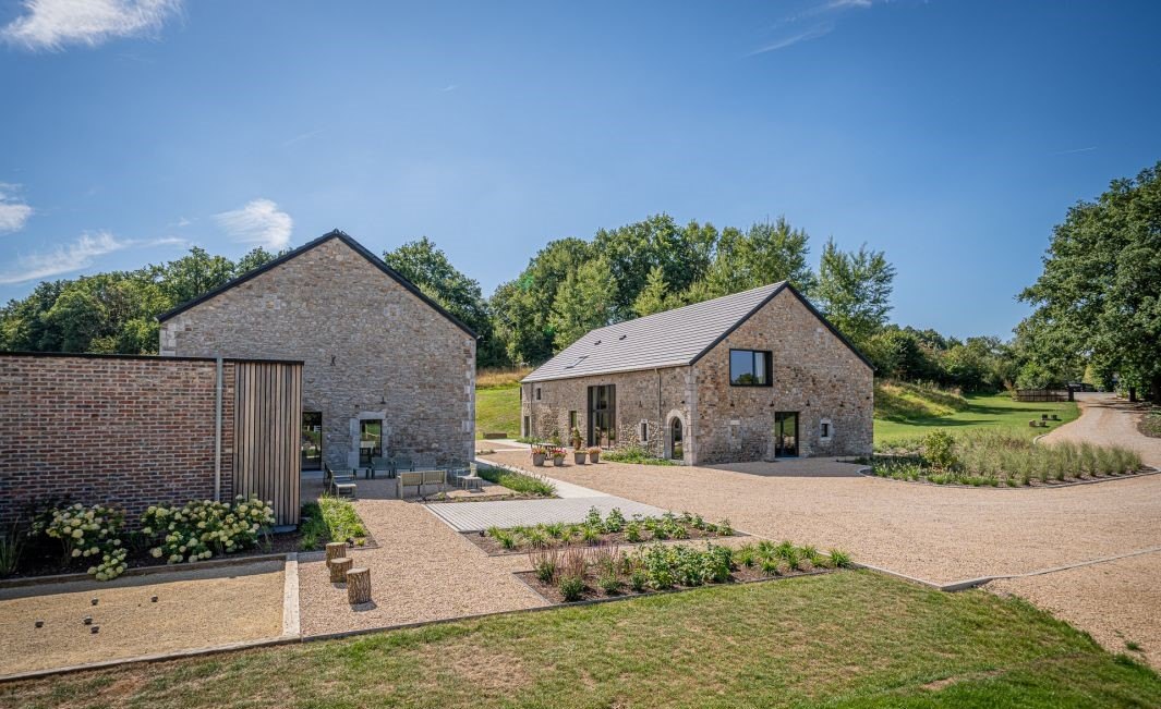 La Maison, le Moulin, la cour intérieure et le terrain de pétanque