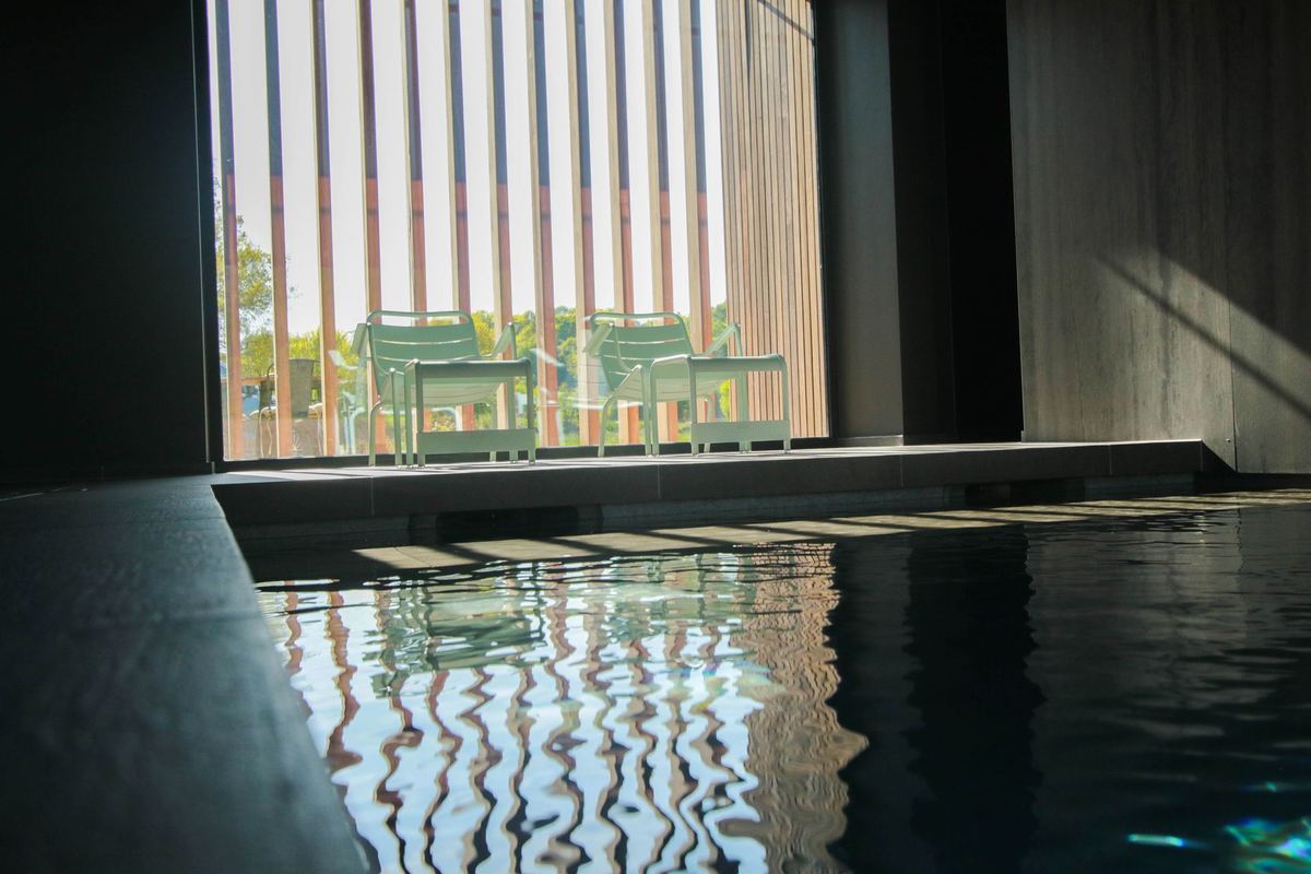 Piscine intérieure à filtration biominérale