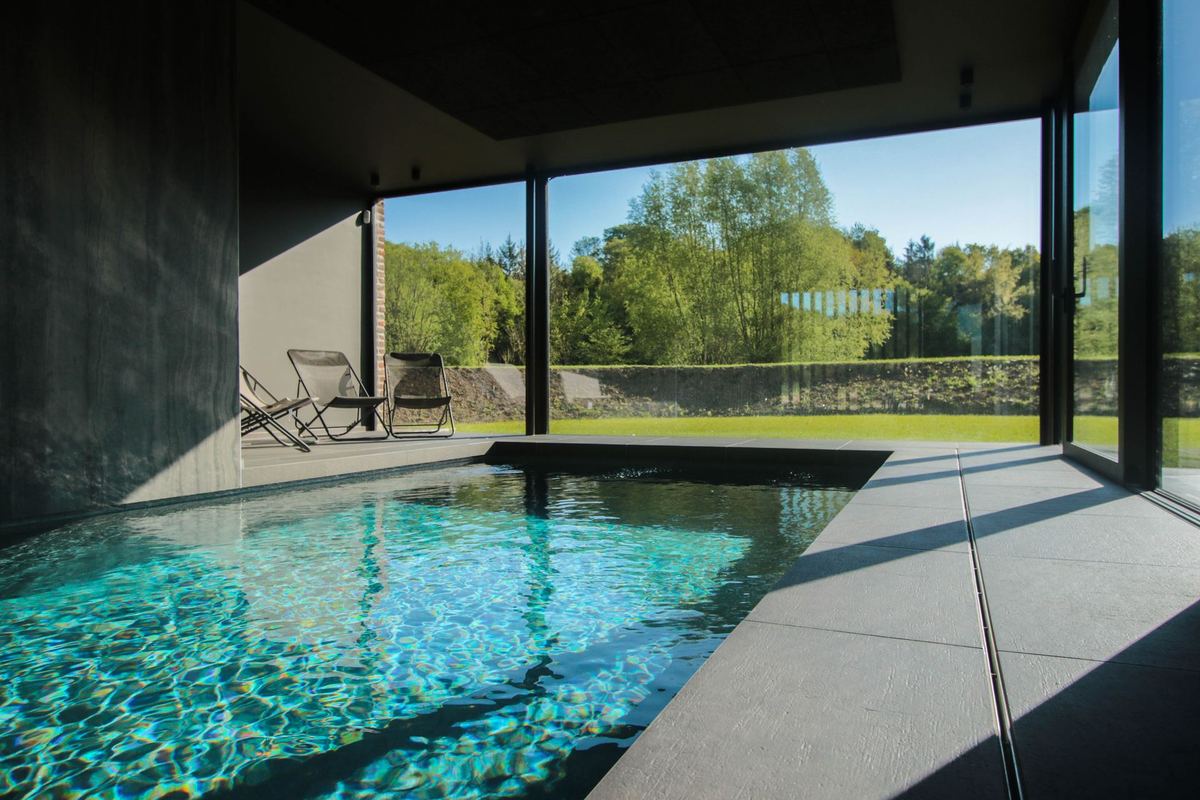 Vue de la piscine sur le jardin