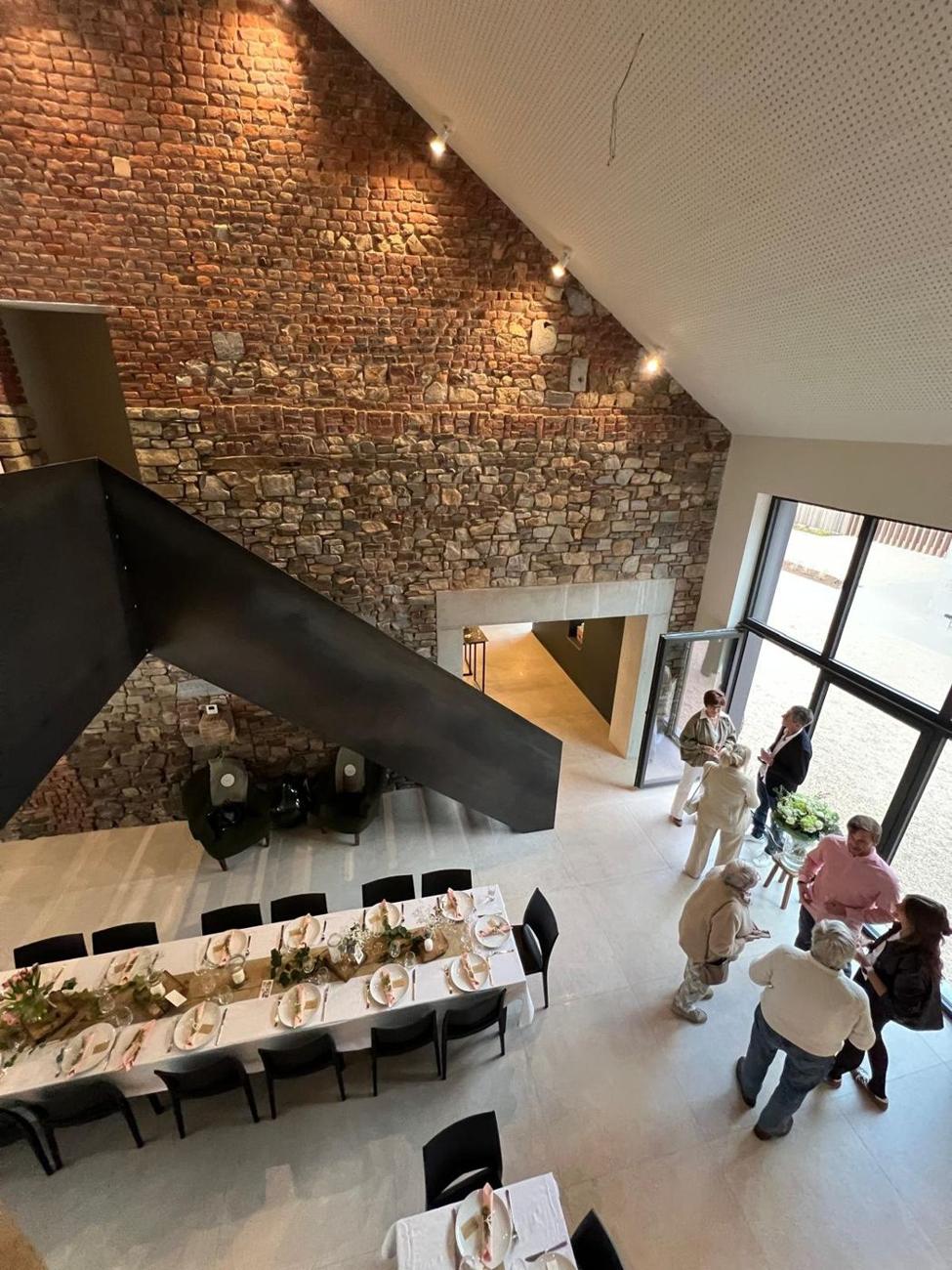 Réception au Moulin, grandes tablées vues depuis la mezzanine