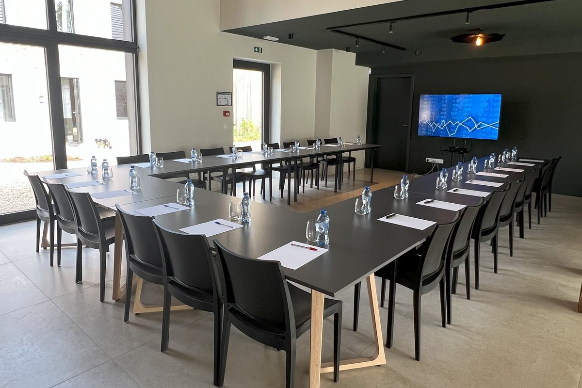 Salle de séminaire en lumière naturelle