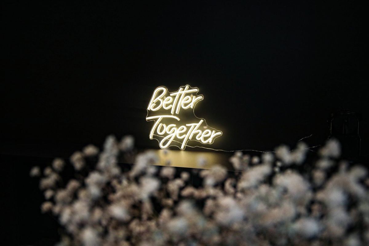 Décoration lumineuse « Better Together » dans la salle polyvalente