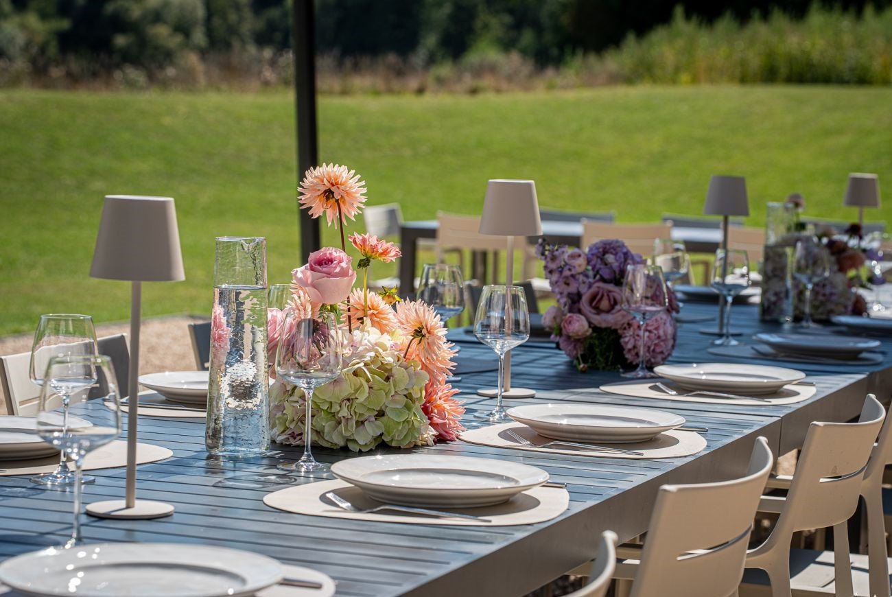 Table d’été fleurie dressée dans le jardin