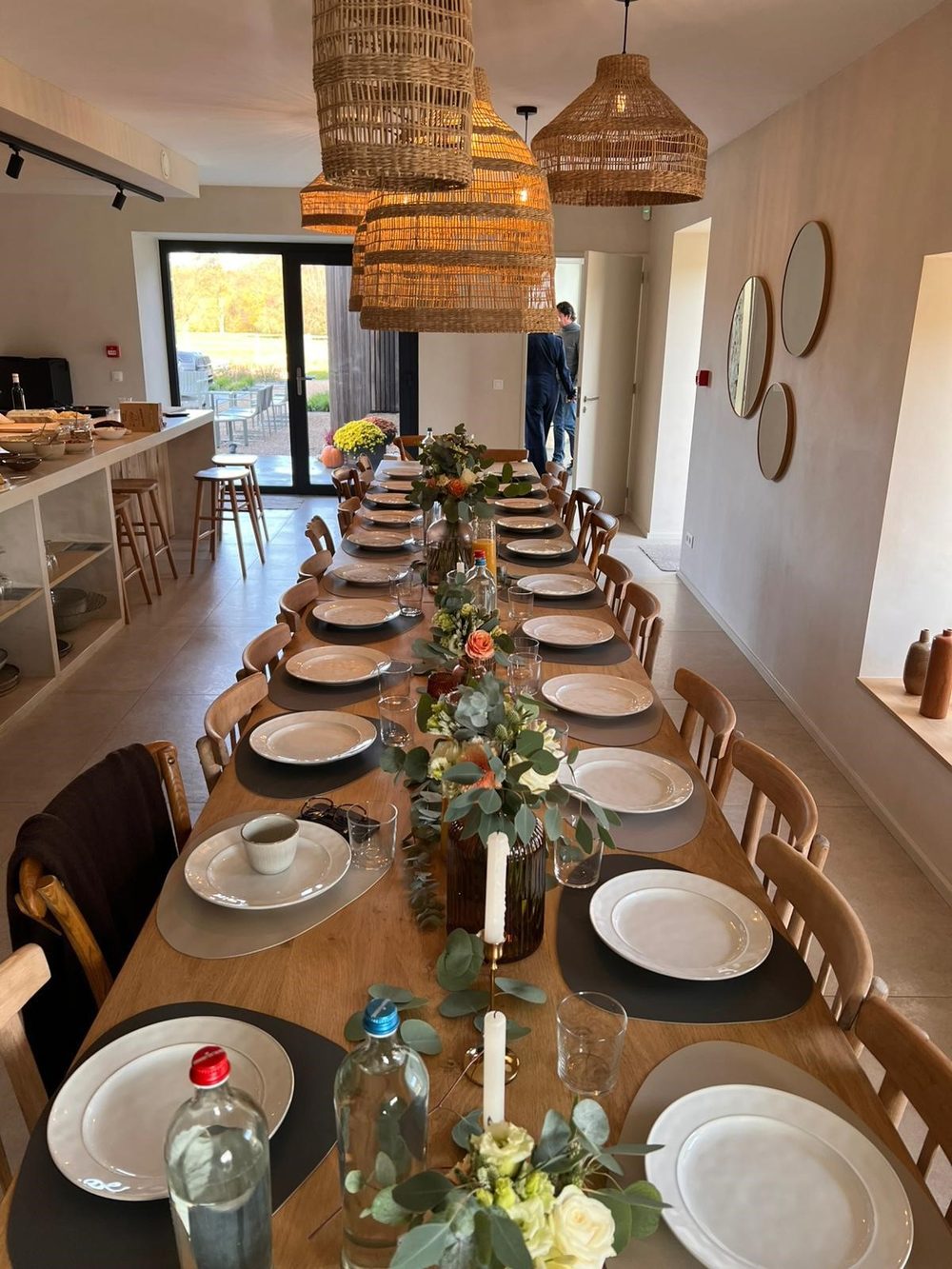 La grande tablée dressée pour la fête dans la Maison, chemin de fleurs et bougies