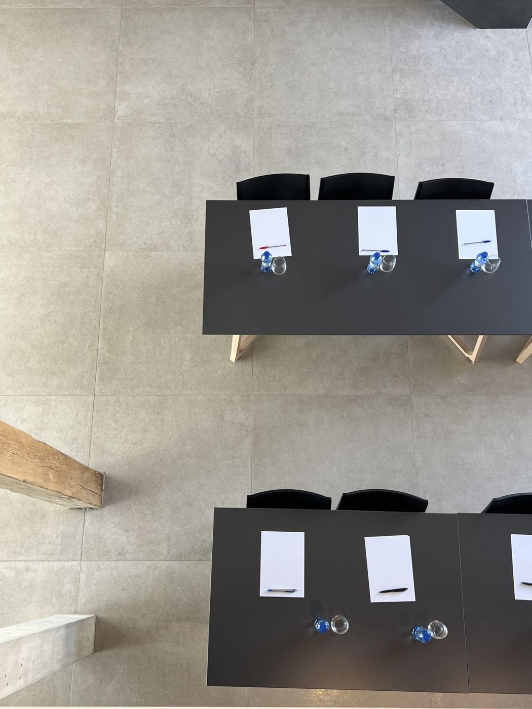 Salle polyvalente en configuration tables en ligne, vue du dessus